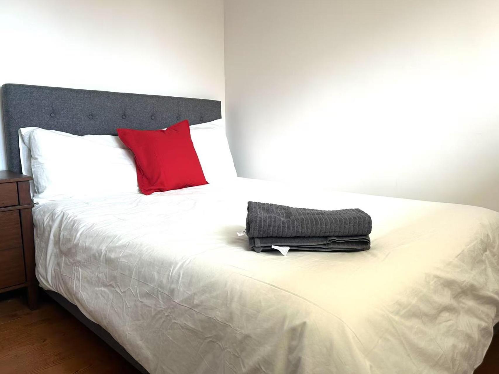 Scarborough Cozy With Double Bed Free Parking Near Stores And Transit Guest house *